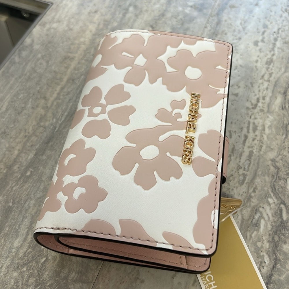 Michael Kors Jet Set Medium Floral Print Bi-Fold Wallet
POWDER BLUSH
NWT - Picture 11 of 16